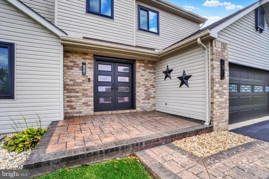 306 Mohawk Dr, Red Lion, PA 17356 - Image #2