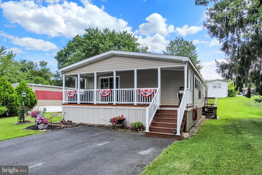 717 Lake Dr, Mount Wolf, PA 17347 - Image #2