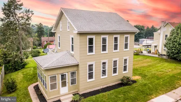 116 N 2nd St, MOUNT WOLF, PA 17347