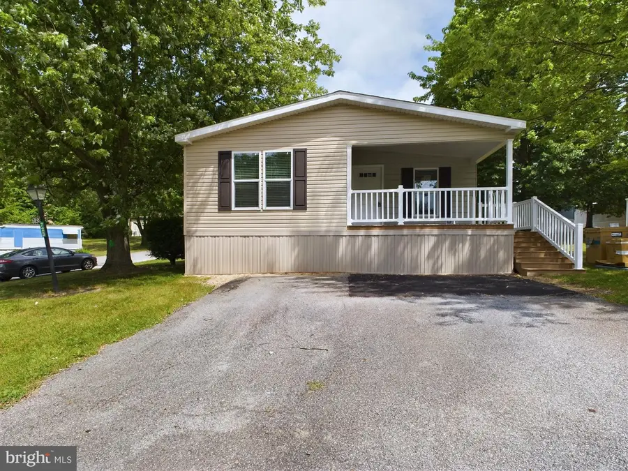 723 Lake Dr, Mount Wolf, PA 17347 - Image #2