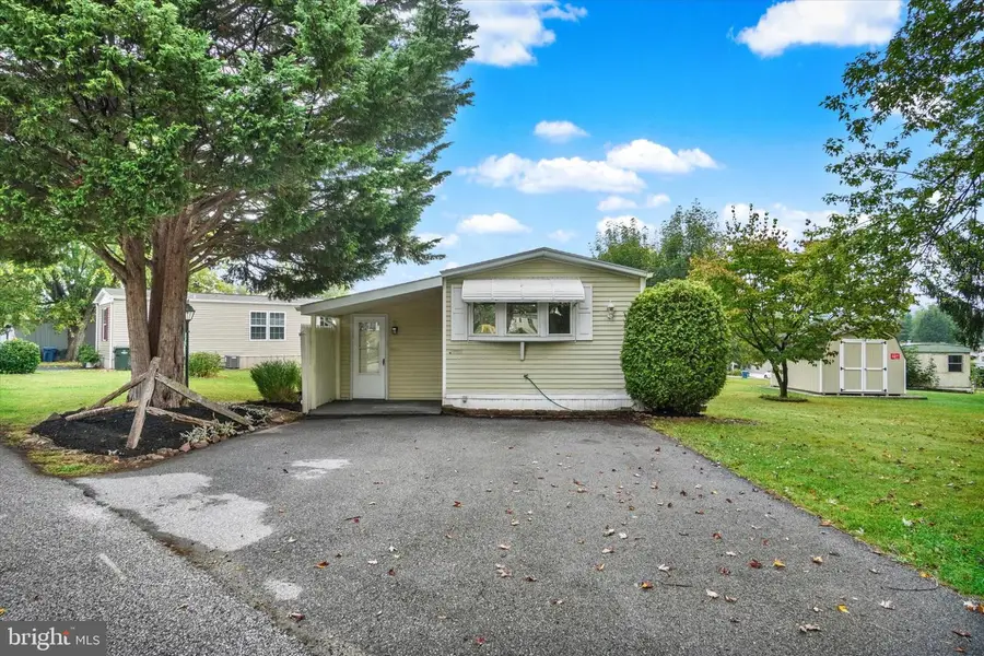 209 Holly Dr, Mount Wolf, PA 17347 - Image #2