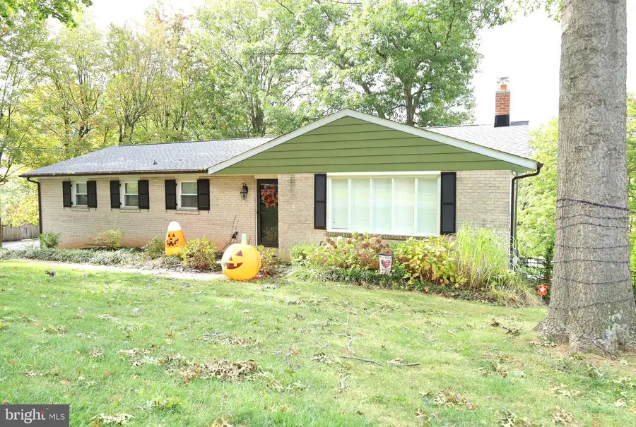 379 Holyoke Dr, York, PA 17402 - Image #2