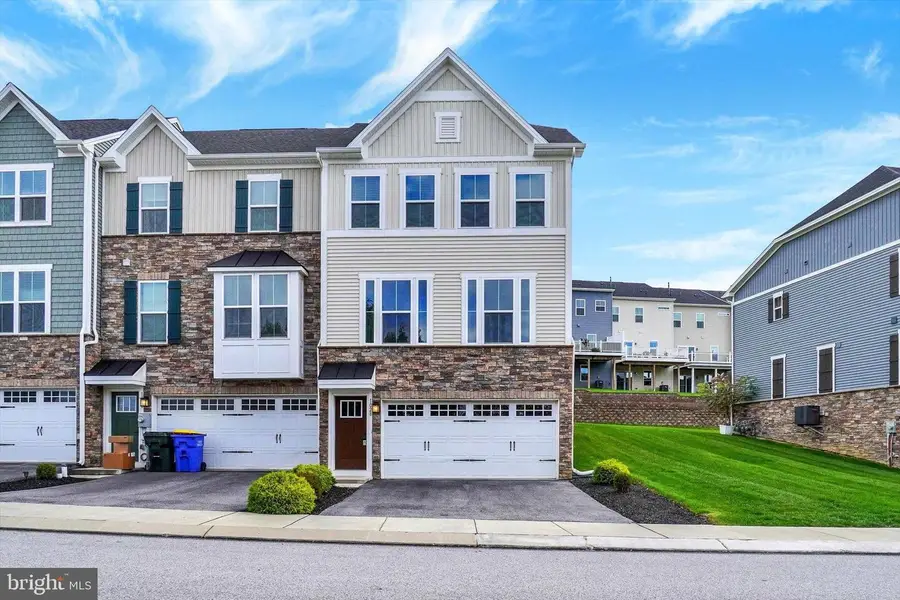 1028 Rosecroft Ln, York, PA 17403 - Image #2