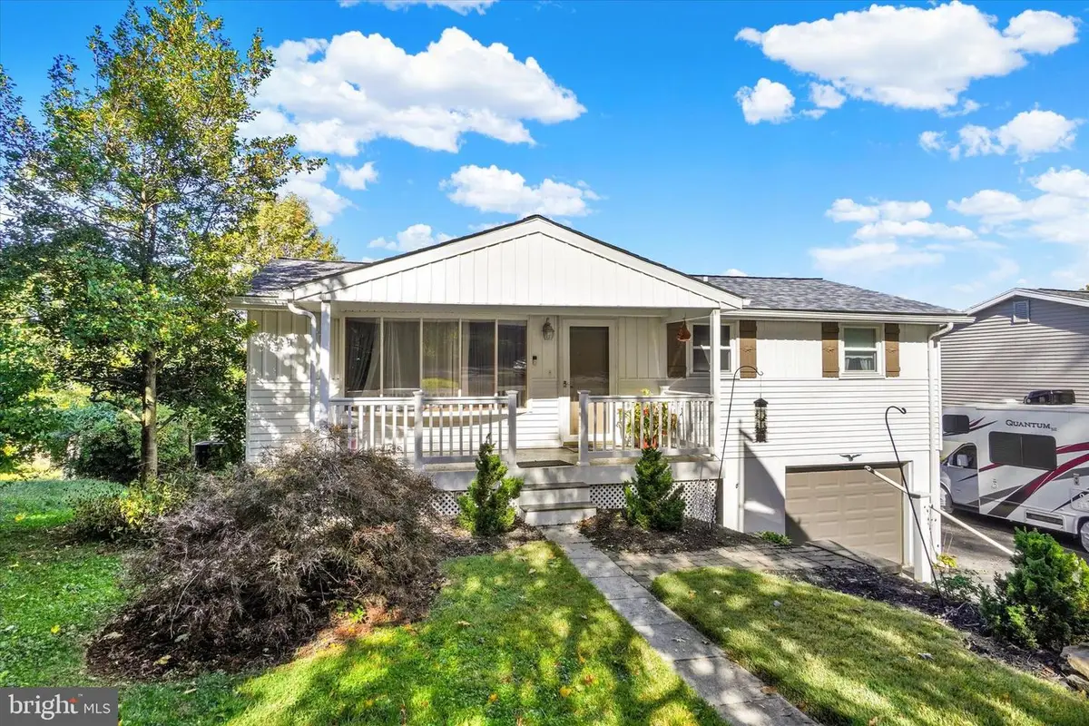 441 Woodland View Dr, York, PA 17406 - Image #1