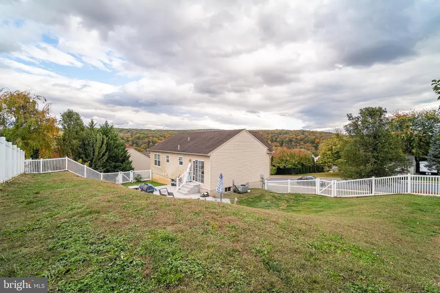 50 Asbury Ct, Mount Wolf, PA 17347 - Image #2