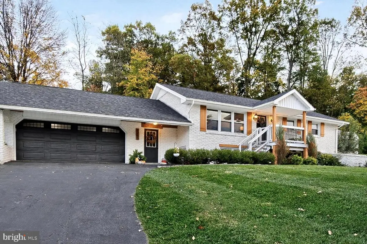 9263 E Springfield Rd, Seven Valleys, PA 17360 - Image #1