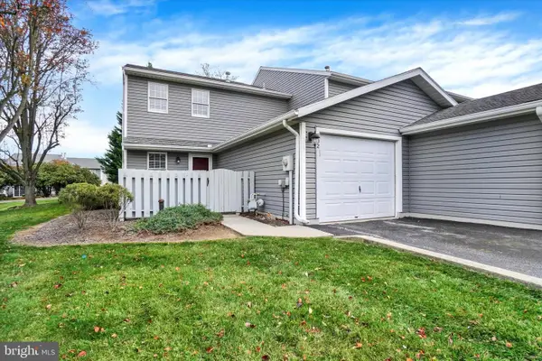 602 Kensington Ct #602, YORK, PA 17401