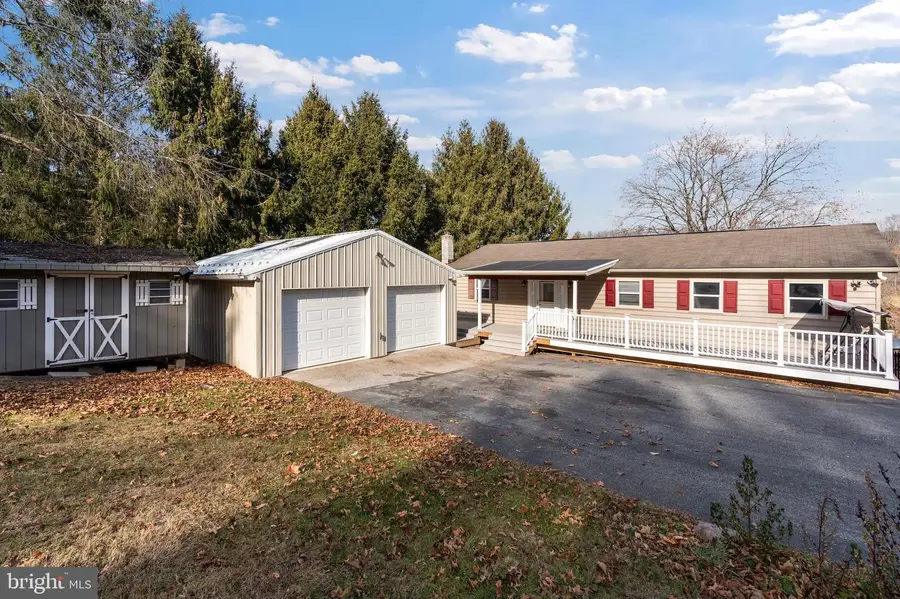 2530 Tree Top Ln, Seven Valleys, PA 17360 - Image #2