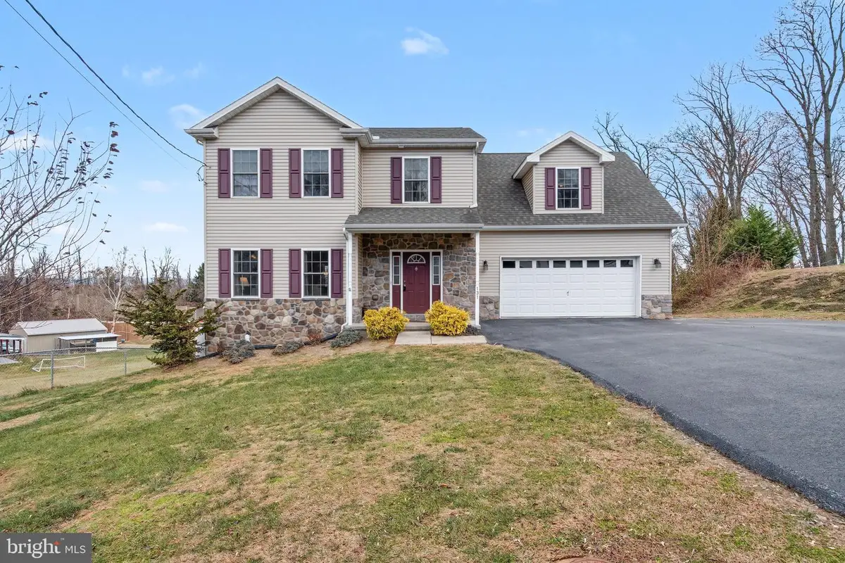 131 Pleasantview Ter, New Cumberland, PA 17070 - Image #1