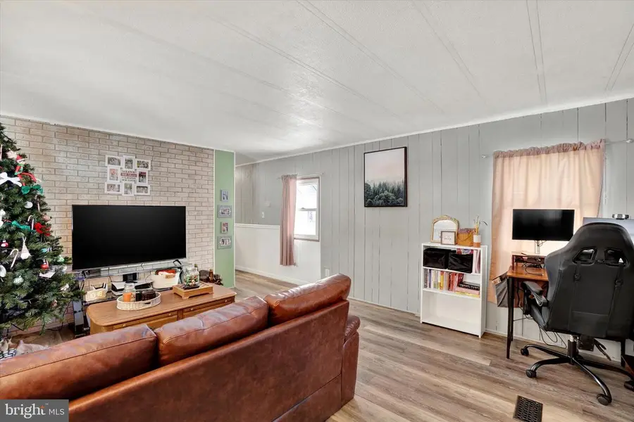 805 Lake Cir, Mount Wolf, PA 17347 - Image #3