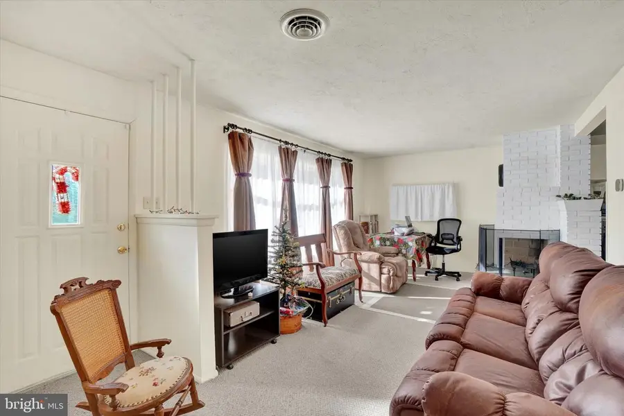 827 Fireside Rd, York, PA 17404 - Image #2