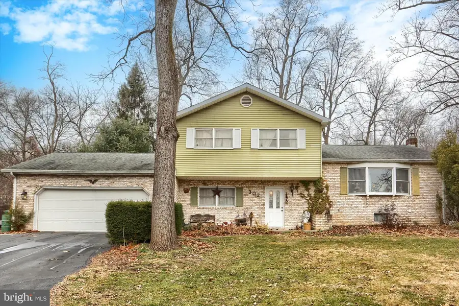 302 Robin Hood Rd, Dillsburg, PA 17019 - Image #2