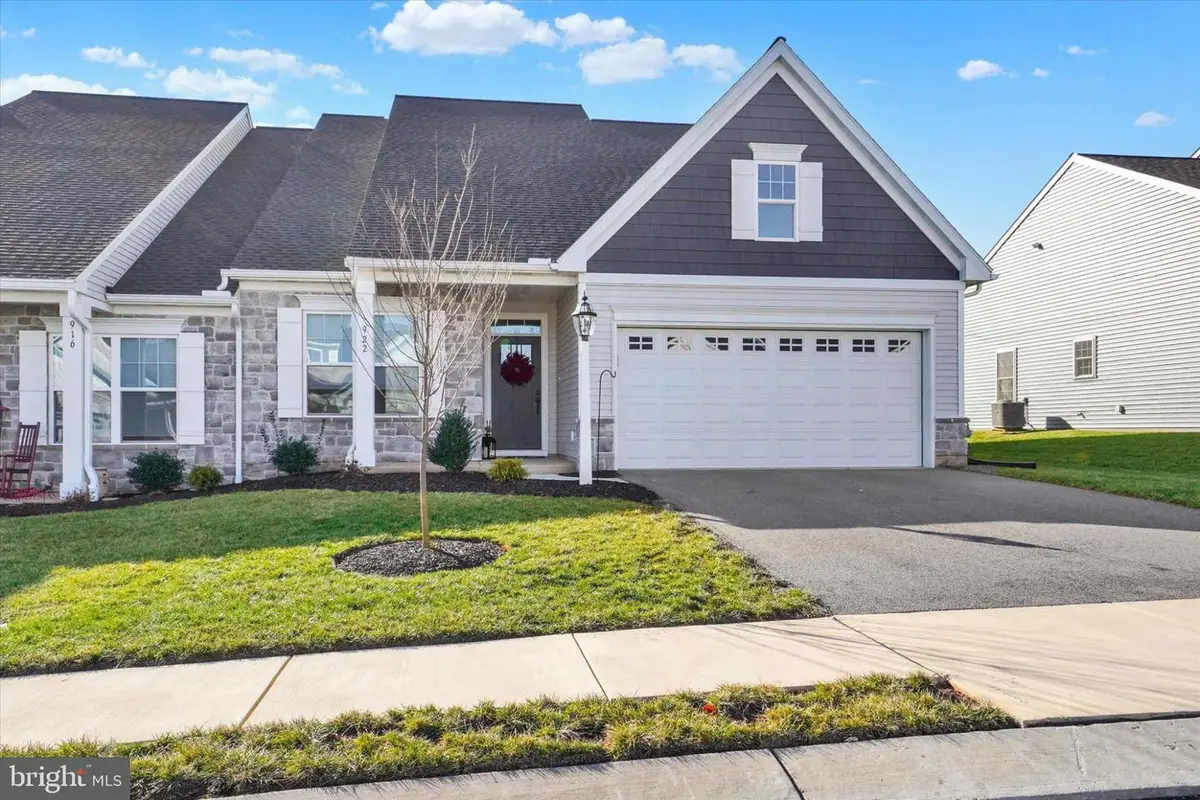 922 Shadowbrooke Dr, Dover, PA 17315 - Image #1