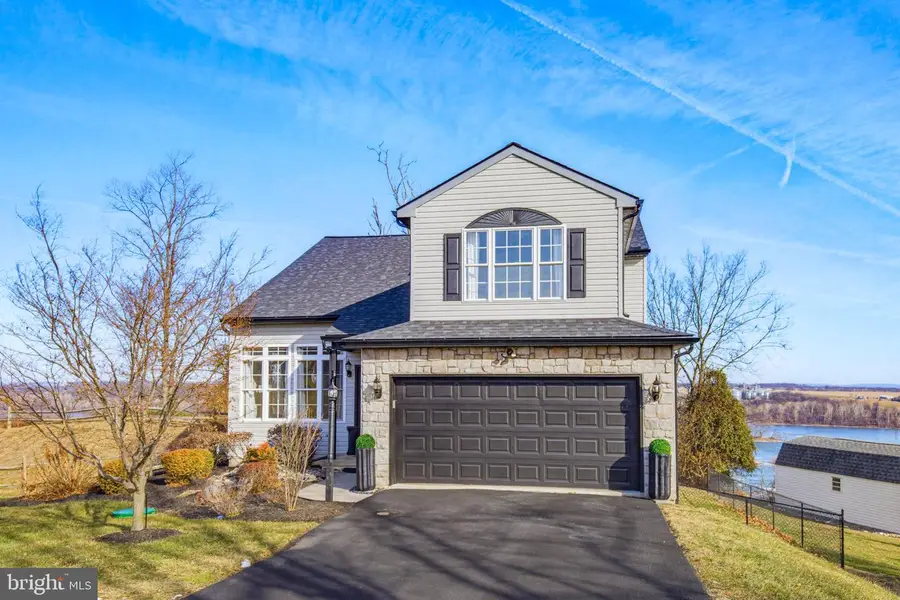 505 N Burberry Ln, Mount Wolf, PA 17347 - Image #2