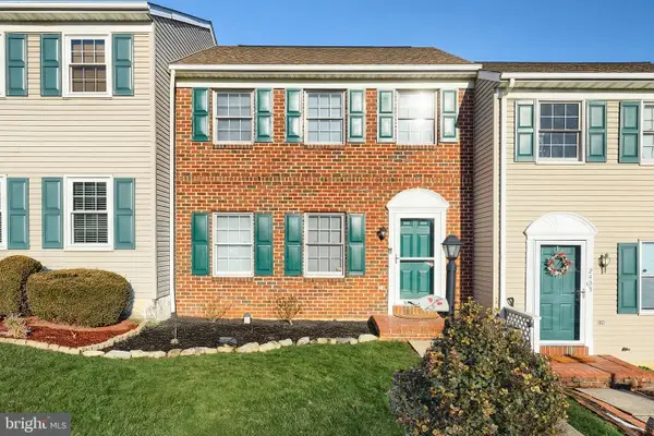 2435 Woodmont Dr, YORK, PA 17404