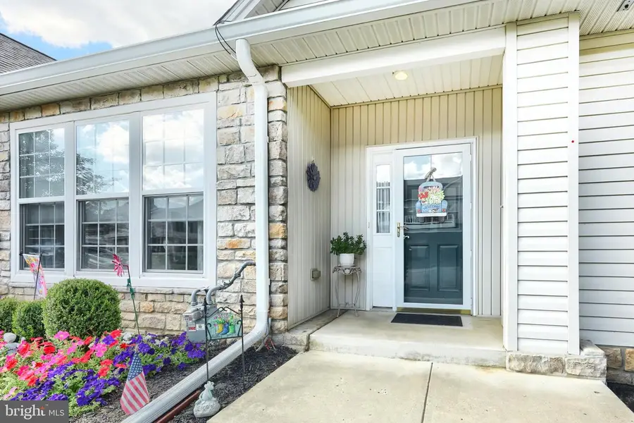 407 Crestview Ln #407, Stewartstown, PA 17363 - Image #2