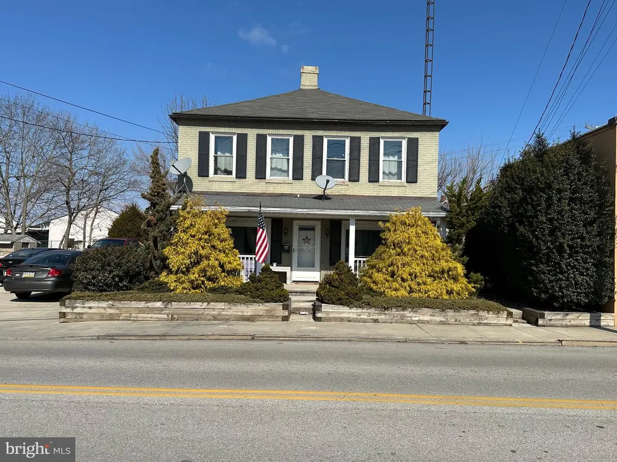 209 N 3rd St, Hanover, PA 17331 - #1