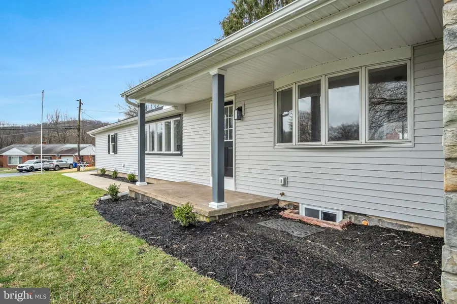 7 Crescent Dr, New Cumberland, PA 17070 - #3