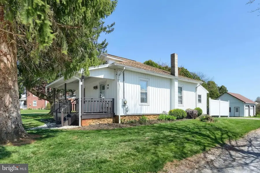 34 Mill St, Stewartstown, PA 17363 - #2