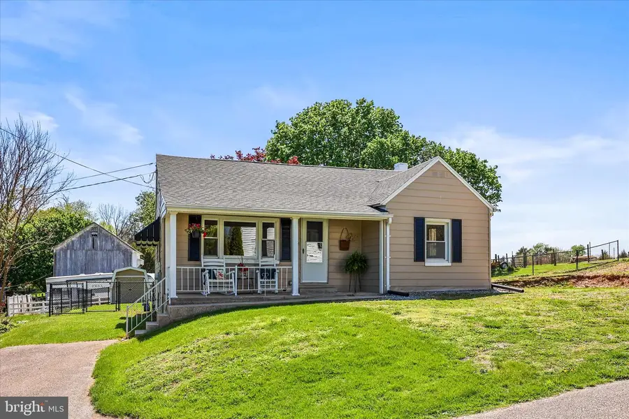 124 S Main St, Seven Valleys, PA 17360 - #2