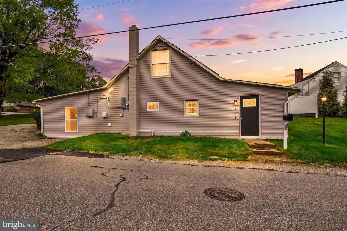 93 W High St, Yoe, PA 17313 - #1