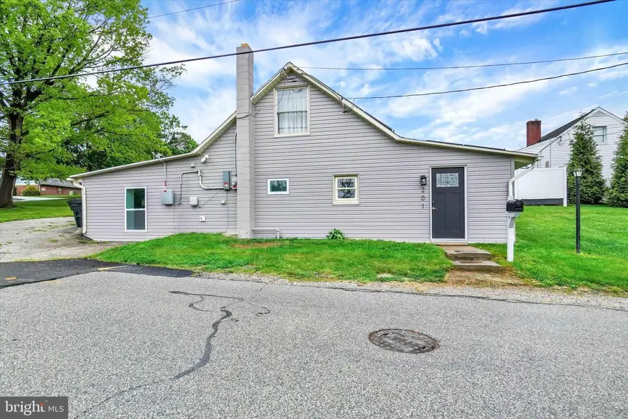 93 W High St, Yoe, PA 17313 - #2