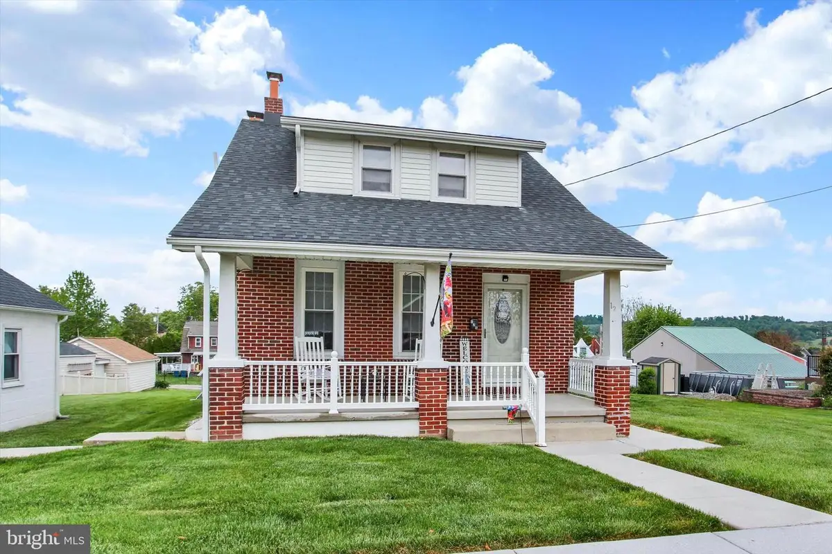 125 N High St, Spring Grove, PA 17362 - #1