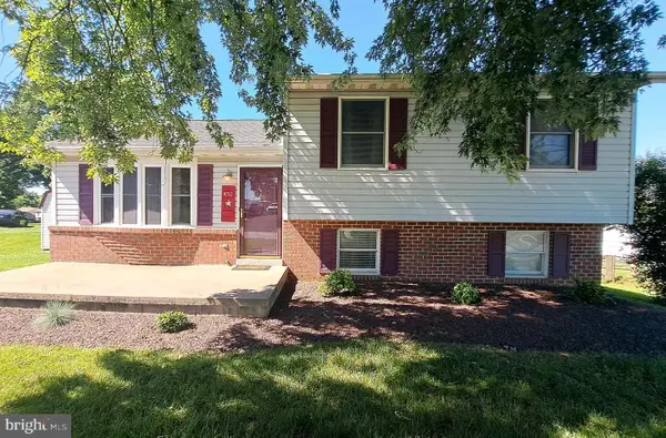 451 Clover Ln, HANOVER, PA 17331
