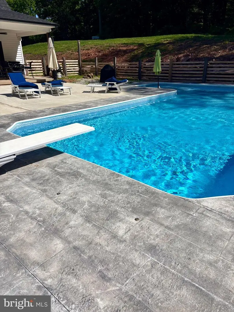 911 N Circle Dr, Dover, PA 17315 - #3