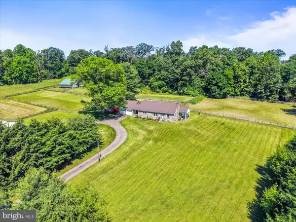 1974 Meadow Ln, SPRING GROVE, PA 17362