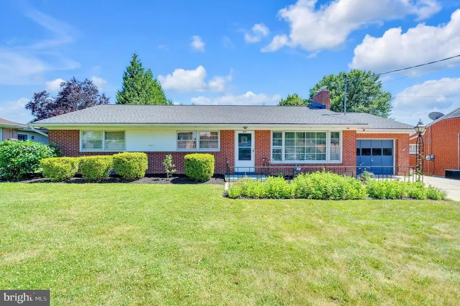 221 Mckinley Ave, Hanover, PA 17331 - #3