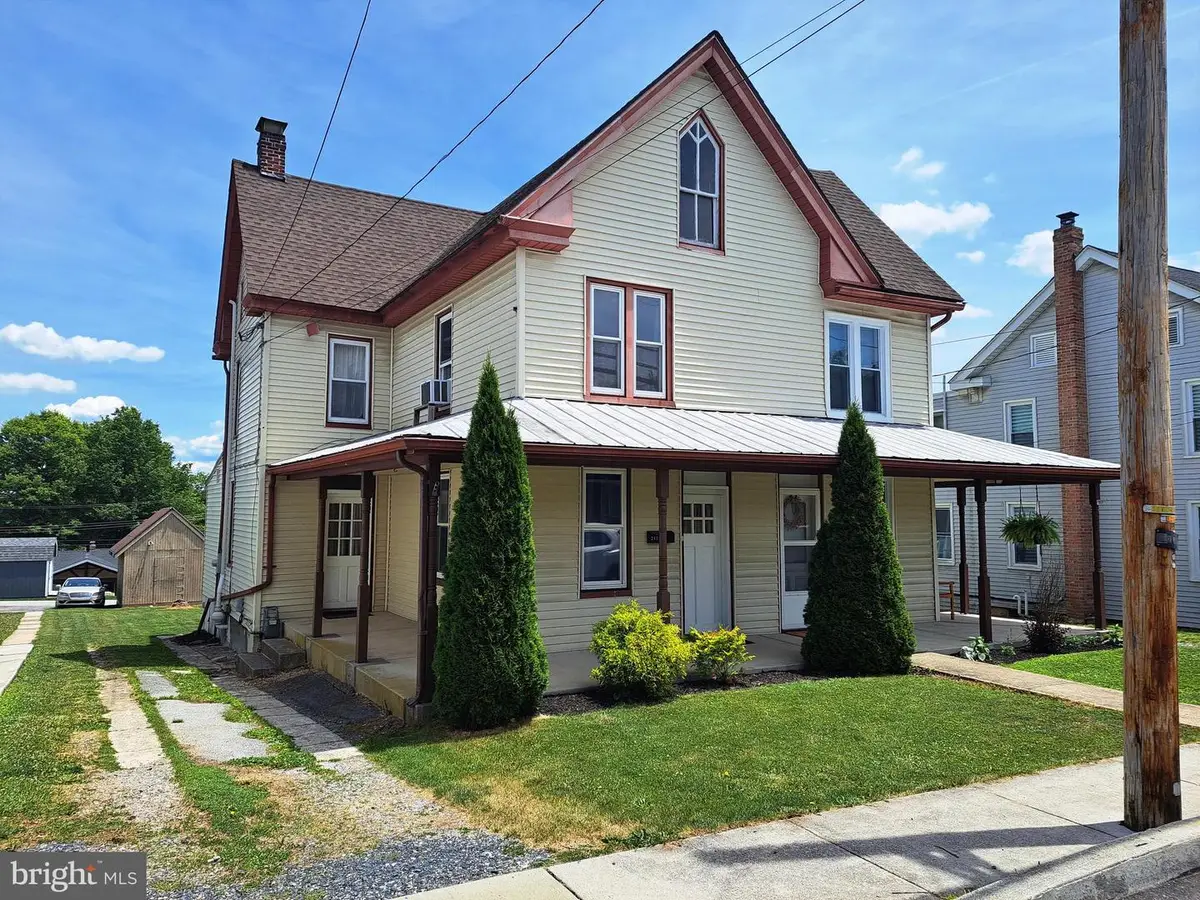 213 N Main St, Jacobus, PA 17407 - #1