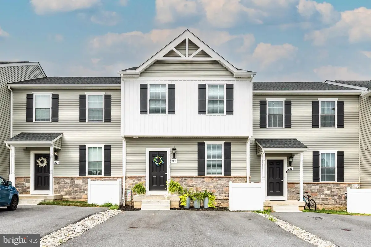225 Holstein Dr, Hanover, PA 17331 - #1