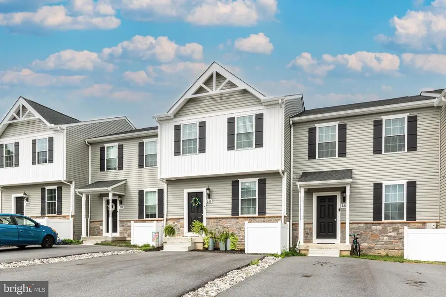 225 Holstein Dr, Hanover, PA 17331 - #3