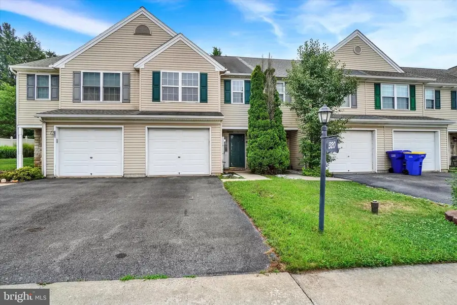 320 Fisher Dr, East York, PA 17402 - #2