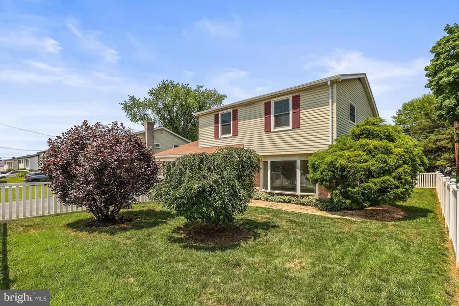 975 Marbrook Ln, York, PA 17404 - #2