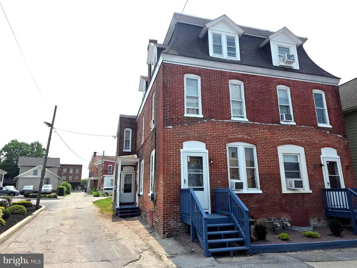 131-133 E Chestnut St, Hanover, PA 17331 - #1