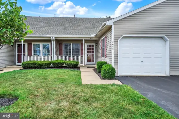 2053 Village Cir E, YORK, PA 17404