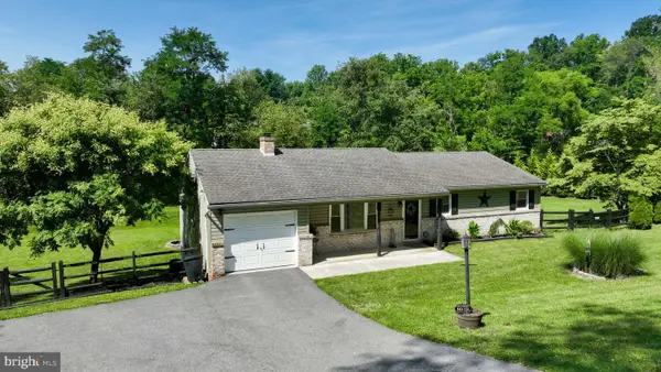 888 Country Ln, YORK, PA 17406