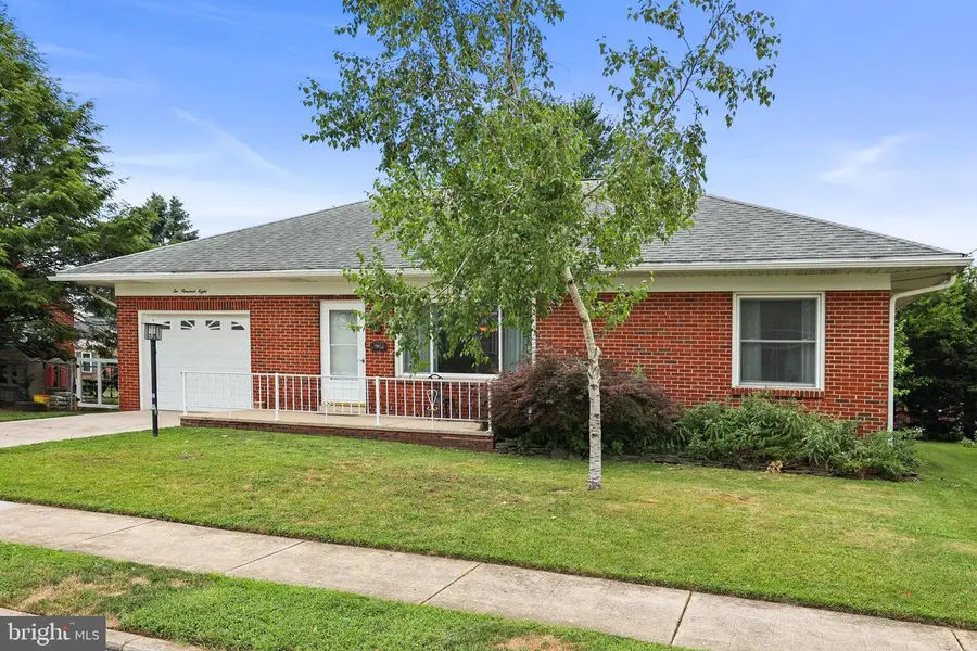 208 Willow St, Hanover, PA 17331 - #2
