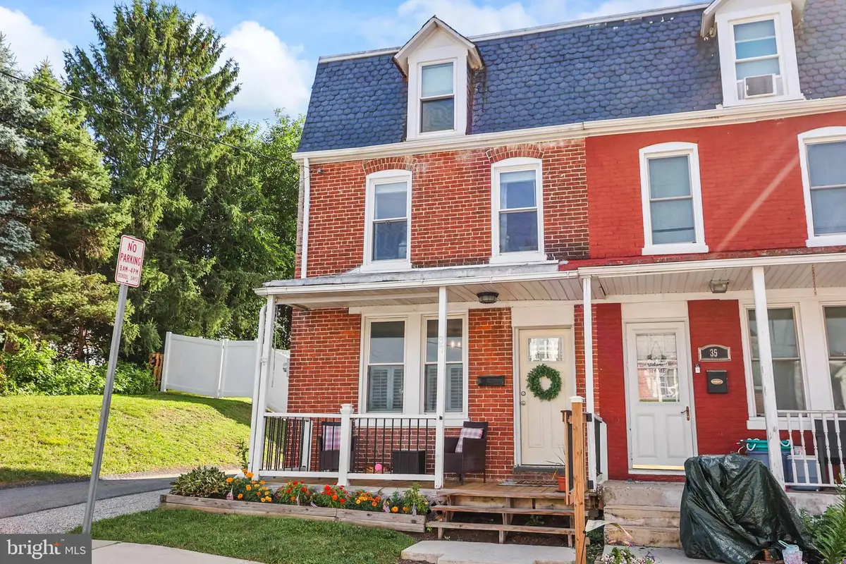 37 N Lee St, Hellam, PA 17406 - #1