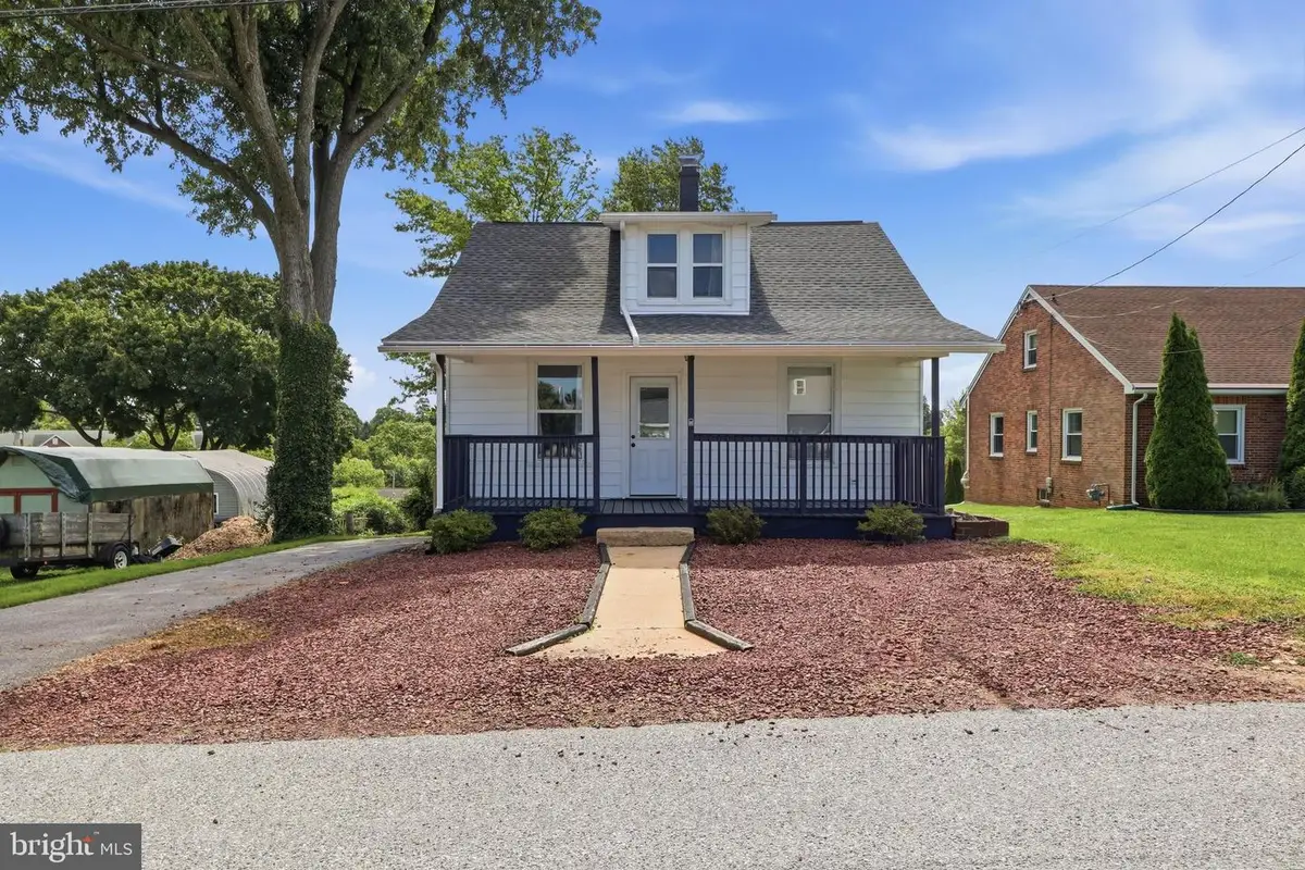 38 W Pennsylvania Ave, Stewartstown, PA 17363 - #1