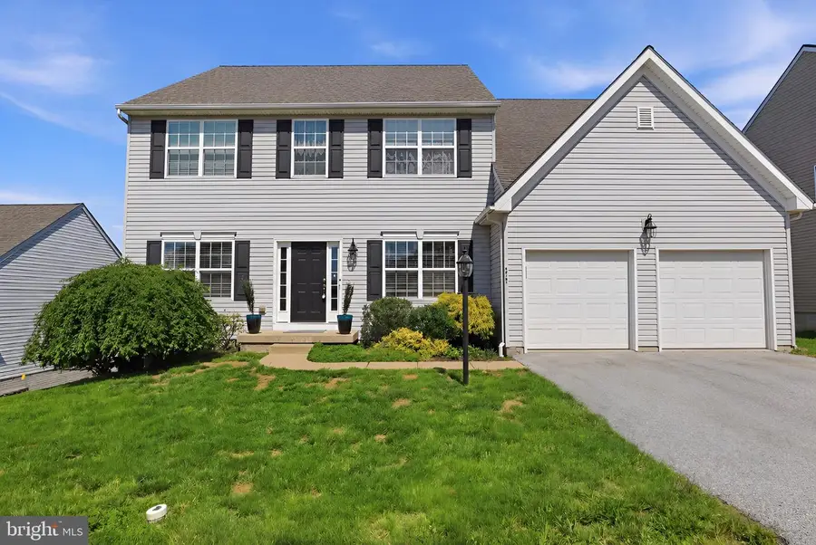 215 Azalea Dr, Windsor, PA 17366 - #2