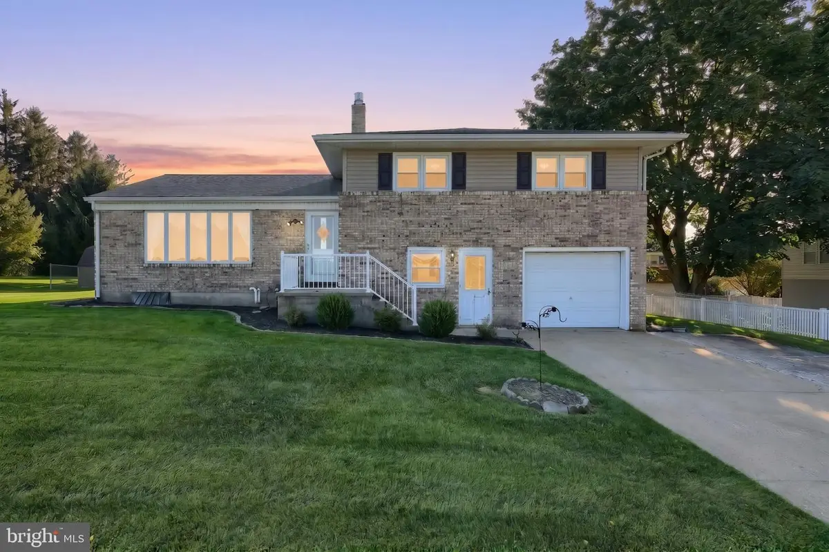 718 Stoverstown Rd, York, PA 17408 - #1