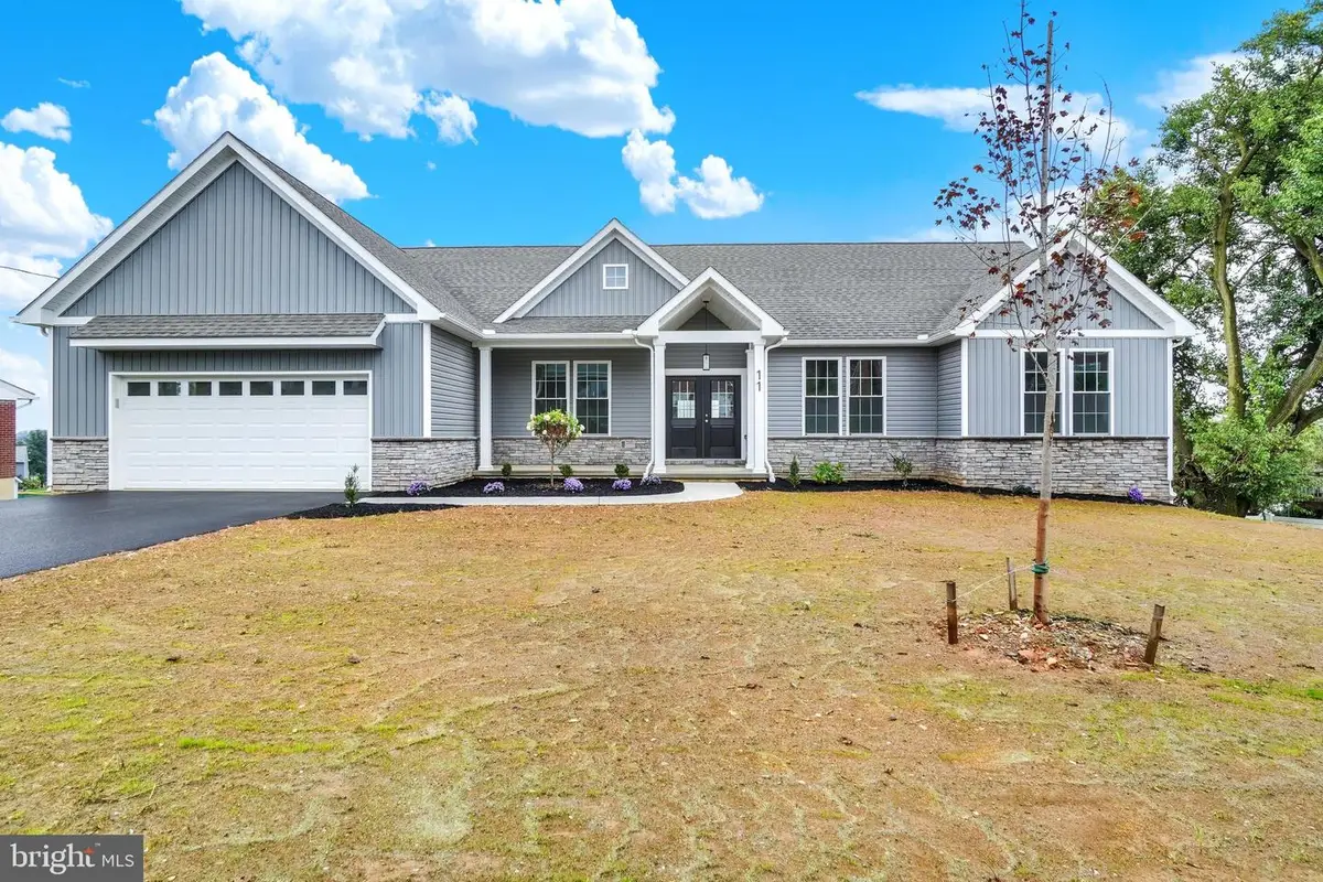 11 W Crestlyn Dr, York, PA 17402 - #1