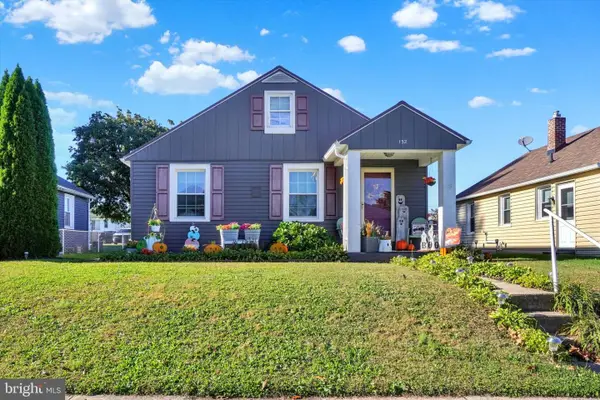 132 N 4th St, MOUNT WOLF, PA 17347