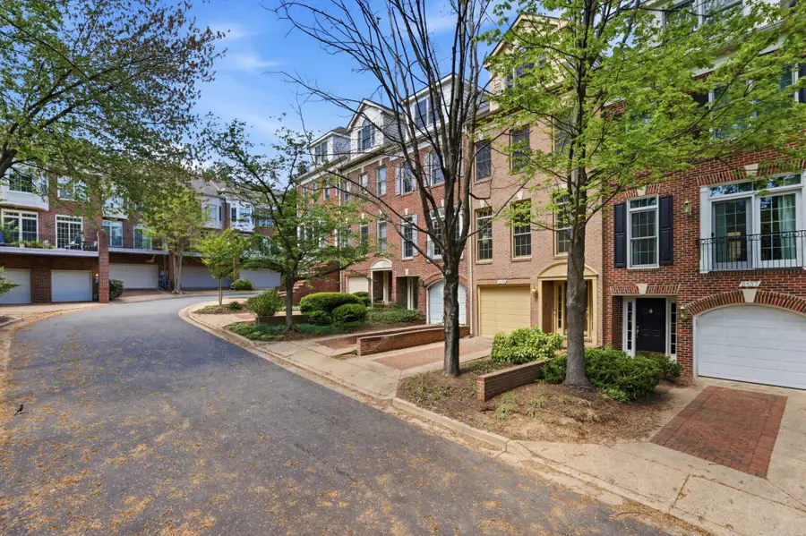 2139 N Pierce Ct, Arlington, VA 22209 - #2