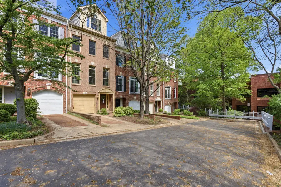 2139 N Pierce Ct, Arlington, VA 22209 - #3