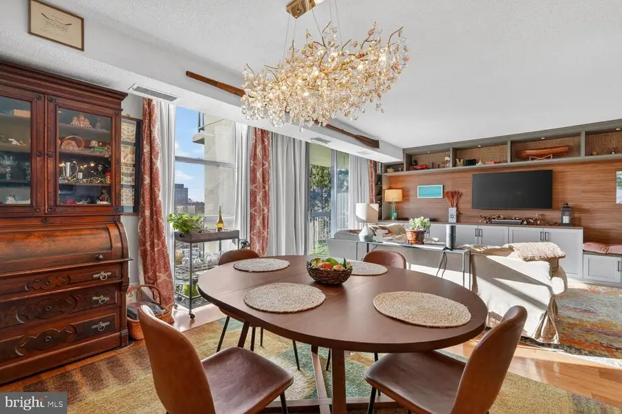 1016 S Wayne St #302, Arlington, VA 22204 - #3