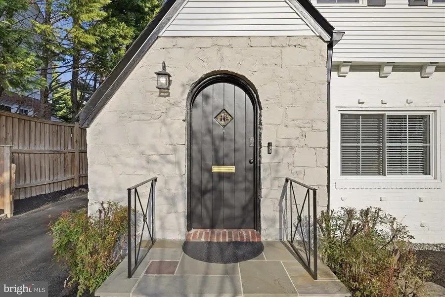 1319 N Wakefield St, Arlington, VA 22207 - #2